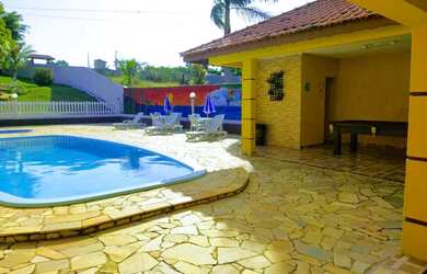 Imagem: A chácara possui 5.000m² de Área, Piscina, Lareira e está