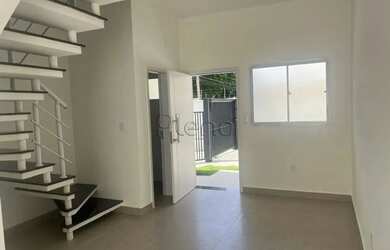 Imagem: A casa em condomínio possui 2 Dormitórios, 2 Banheiros, 1