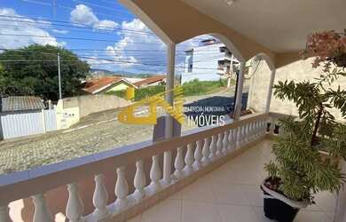 Imagem: A casa possui 3 Dormitórios, 3 Banheiros, 1 Vaga na garagem