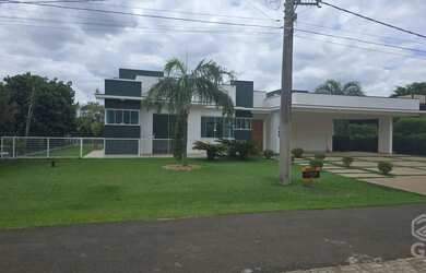 Imagem: A casa em condomínio possui 3 Dormitórios, 5 Banheiros e 360m²