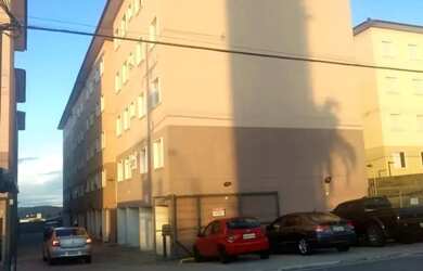 Imagem: O apartamento possui 2 Dormitórios, 1 Banheiro, 1 Vaga na garagem