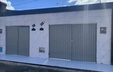 Imagem: A casa possui 3 Dormitórios, 2 Banheiros, 2 Vagas na garagem