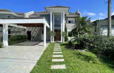 Imagem: A casa em condomínio possui 4 Dormitórios, 4 Banheiros, 4