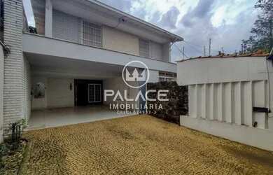 Imagem: A casa possui 4 Dormitórios, 2 Banheiros, 4 Vagas na garagem