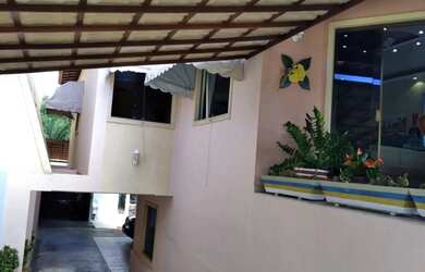 Imagem: A casa possui 4 Dormitórios, 4 Banheiros, 5 Vagas na garagem