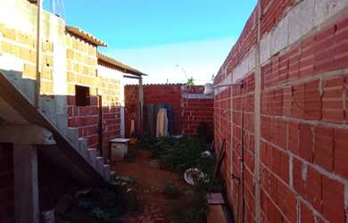 Imagem: A casa possui 2 Dormitórios, 1 Banheiro, 1 Vaga na garagem