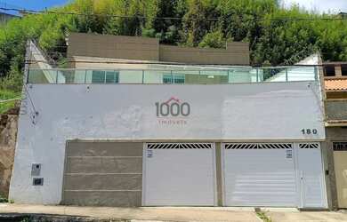 Imagem: A casa possui 3 Dormitórios, 2 Banheiros, 2 Vagas na garagem