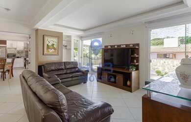 Imagem: A casa possui 3 Dormitórios, 2 Banheiros, 5 Vagas na garagem