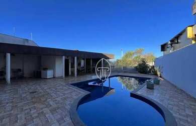 Imagem: A casa possui 5 Dormitórios, 5 Banheiros, 537m² de Área e