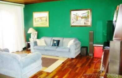 Imagem: A casa possui 3 Dormitórios, 5 Banheiros, 4 Vagas na garagem