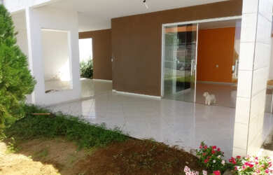 Imagem: A casa possui 3 Dormitórios, 2 Banheiros, 4 Vagas na garagem