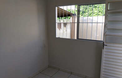 Imagem: A casa possui 2 Dormitórios, 1 Banheiro, 2 Vagas na garagem