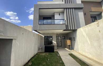 Imagem: A casa possui 3 Dormitórios, 3 Banheiros, 3 Vagas na garagem