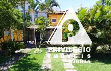 Imagem: A casa possui 5 Dormitórios, 3 Banheiros, 2 Vagas na garagem