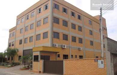 Imagem: O depósito possui 5 Vagas na garagem, 920m² de Área e está