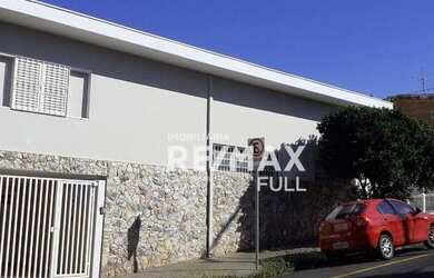 Imagem: A casa possui 3 Dormitórios, 3 Banheiros, 2 Vagas na garagem