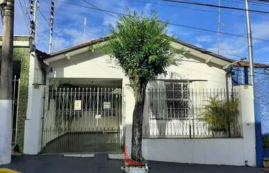 Imagem: A casa possui 4 Dormitórios, 2 Banheiros, 1 Vaga na garagem