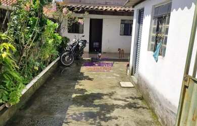 Imagem: A casa possui 3 Dormitórios, 1 Banheiro, 1 Vaga na garagem