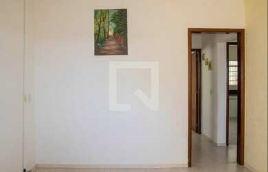 Imagem: A casa possui 2 Dormitórios, 1 Banheiro, 2 Vagas na garagem