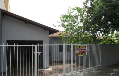 Imagem: A casa possui 3 Dormitórios, 3 Banheiros, 1 Vaga na garagem