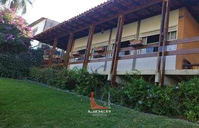 Imagem: A casa possui 4 Dormitórios, 4 Banheiros, 4 Vagas na garagem