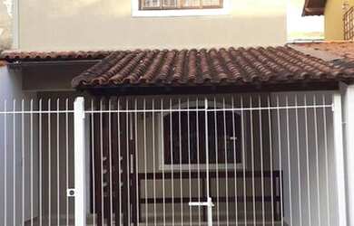 Imagem: A casa possui 3 Dormitórios, 2 Banheiros, 1 Vaga na garagem