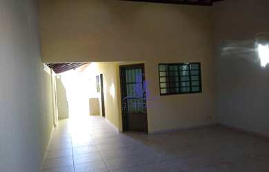 Imagem: A casa possui 2 Dormitórios, 1 Banheiro, 2 Vagas na garagem