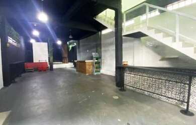 Imagem: O depósito possui 4 Vagas na garagem, 550m² de Área e está