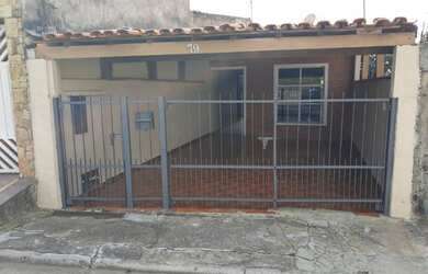 Imagem: A casa possui 3 Dormitórios, 2 Banheiros, 2 Vagas na garagem