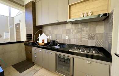 Imagem: A casa possui 3 Dormitórios, 2 Banheiros, 4 Vagas na garagem