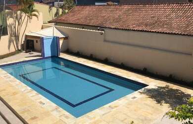 Imagem: A casa possui 4 Dormitórios, 4 Banheiros, 5 Vagas na garagem