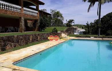 Imagem: A casa em condomínio possui 4 Dormitórios, 1 Banheiro, 3 Vagas