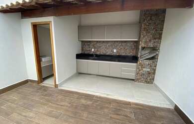 Imagem: A casa possui 2 Dormitórios, 1 Banheiro, 1 Vaga na garagem