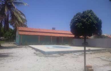 Imagem: A casa possui 3 Dormitórios, 2 Banheiros, 5 Vagas na garagem