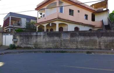 Imagem: A casa possui 4 Dormitórios, 3 Banheiros, 5 Vagas na garagem