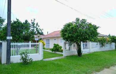 Imagem: A casa possui 4 Dormitórios, 3 Banheiros, 3 Vagas na garagem