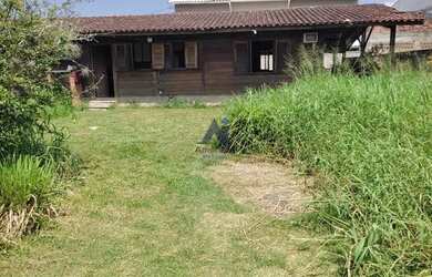 Imagem: A casa possui 4 Dormitórios, 2 Banheiros, 5 Vagas na garagem