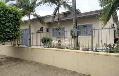 Imagem: A casa possui 4 Dormitórios, 3 Banheiros, 3 Vagas na garagem