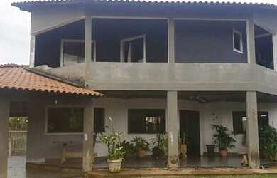 Imagem: A casa em condomínio possui 4 Dormitórios, 5 Banheiros, 4