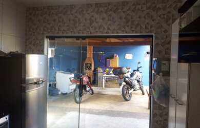 Imagem: A casa possui 2 Dormitórios, 2 Banheiros, 2 Vagas na garagem