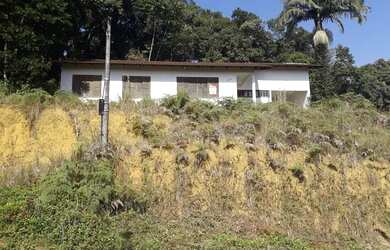 Imagem: A casa possui 3 Dormitórios, 3 Banheiros, 2 Vagas na garagem