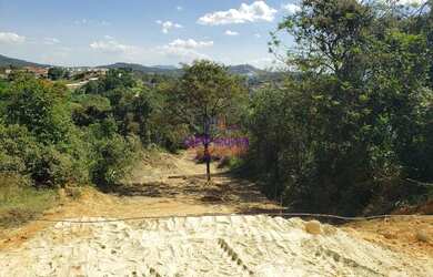 Imagem: O terreno possui 2313m² de Área e está localizado em Tropical