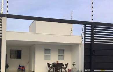 Imagem: A casa possui 3 Dormitórios, 2 Banheiros, 1 Vaga na garagem