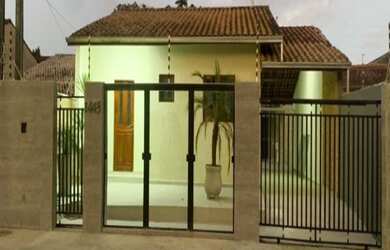 Imagem: A casa possui 3 Dormitórios, 3 Banheiros, 5 Vagas na garagem