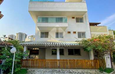 Imagem: A casa em condomínio possui 4 Dormitórios, 5 Banheiros, 2