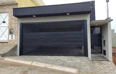 Imagem: A casa possui 3 Dormitórios, 1 Banheiro, 2 Vagas na garagem