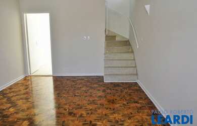 Imagem: A casa possui 2 Dormitórios, 3 Banheiros, 2 Vagas na garagem