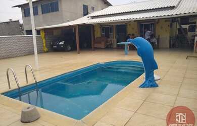 Imagem: A casa possui 4 Dormitórios, 2 Banheiros, 2 Vagas na garagem