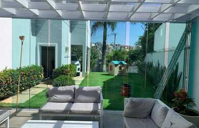 Imagem: A casa possui 4 Dormitórios, 5 Banheiros, 4 Vagas na garagem