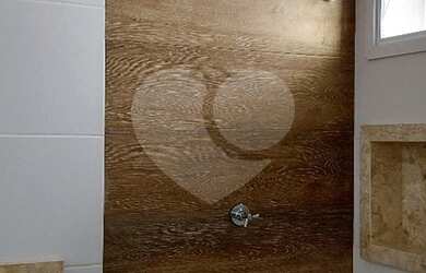 Imagem: A casa possui 3 Dormitórios, 4 Banheiros, 3 Vagas na garagem